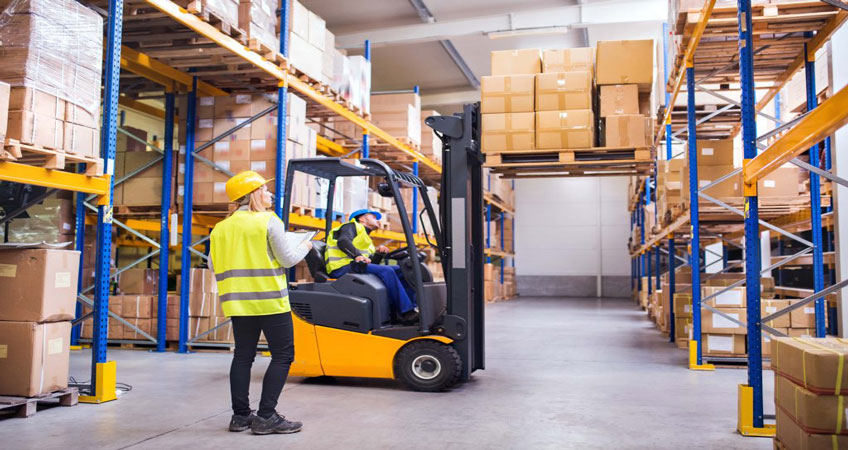 Uomini lavorano in magazzino